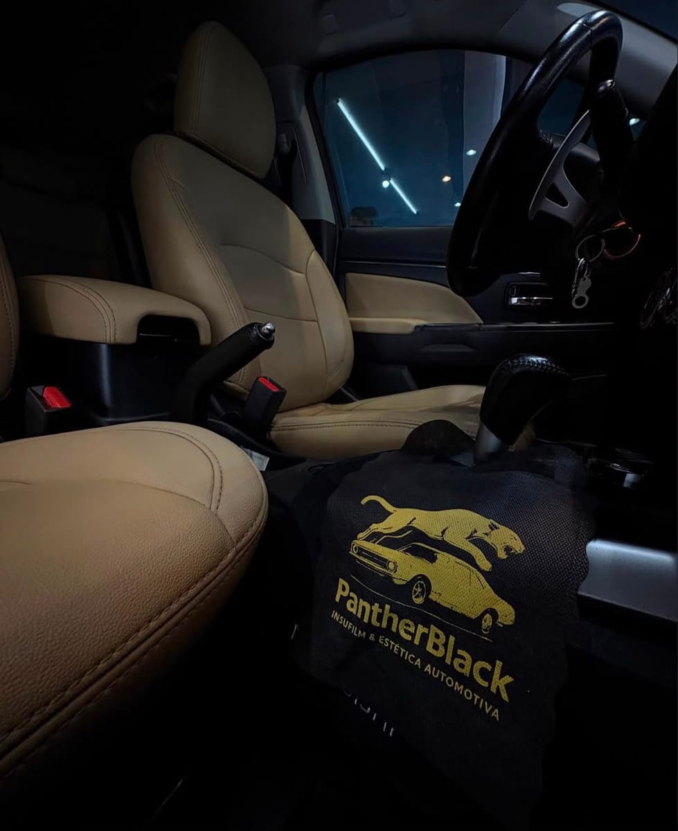 Kit PantherBlack sobre o banco de um veículo detalhado